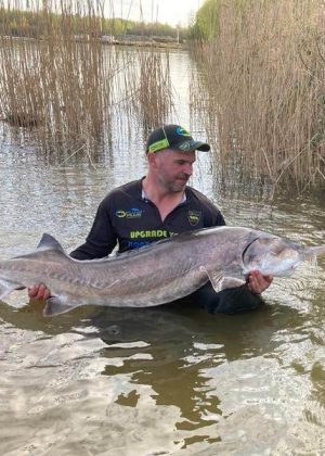 Steur bellyboot bij Fishing Adventure 2023-04-27